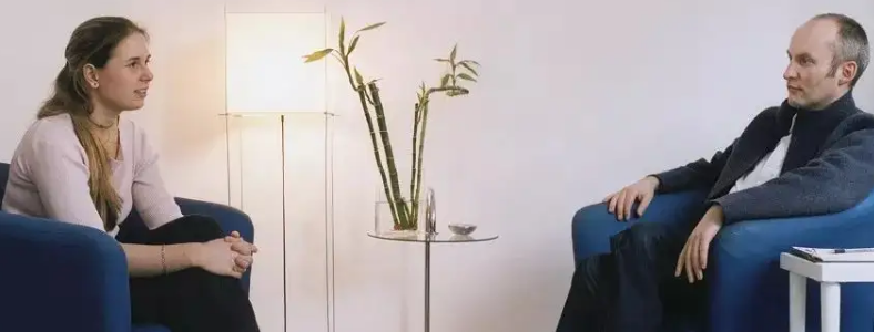 ������ѯʦǰ������������ѯʦ�ܵ��Ͽ���