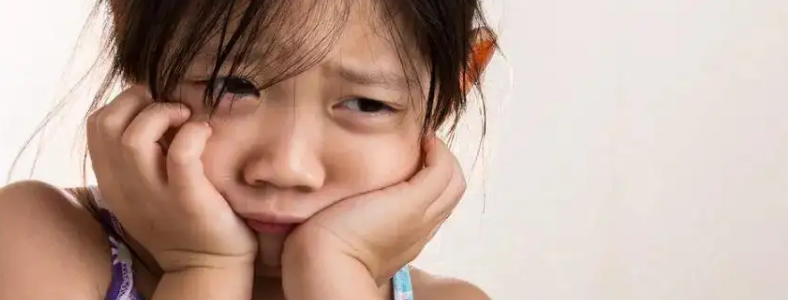 孩子家里厉害外面胆小怎么办